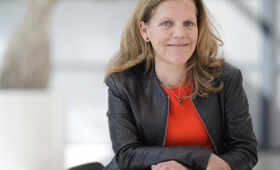 Vaccinmaker Hanneke Schuitemaker: ‘We wisten dat we niet de eerste zouden zijn’
